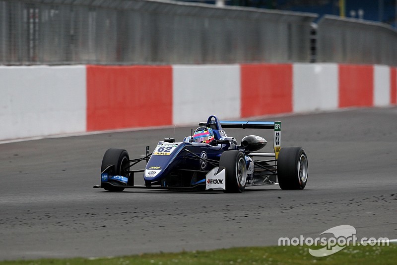 Előzésparádéval nyitotta a szezont Habsburg Silverstone-ban