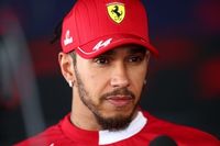 Hamilton responde críticas e nega que projetos paralelos à F1 sejam "distração"