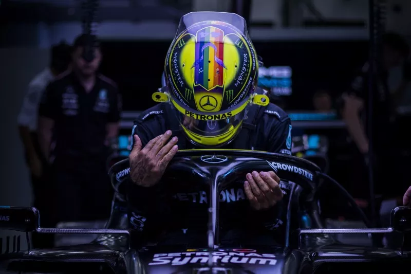 FIA hat kein Problem mit Regenbogen-Helm von Lewis Hamilton