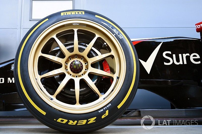 Lotus E22 on 18 inch Pirelli tyres