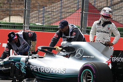 Villeneuve: „Hamilton úgy csinált, mint Neymar, sírt”
