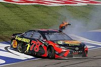 El triunfo de Truex tranquiliza al equipo Furniture Row