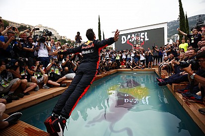 Óriási: Ricciardo érdekes medencés jelenete
