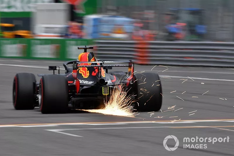 Daniel Ricciardo, Red Bull Racing RB14 l&acirc;che des &eacute;tincelles