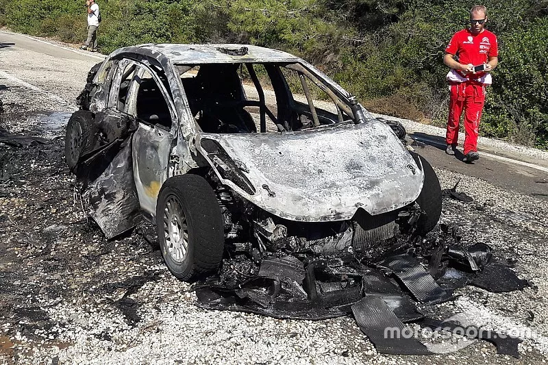 Coche quemado de Craig Breen, Scott Martin, Citro&euml;n World Rally Team Citro&euml;n C3 WRC