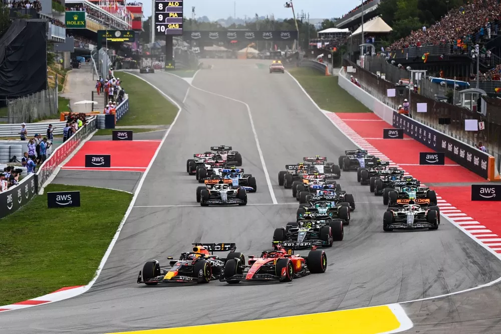 Max Verstappen, Red Bull Racing RB19, Carlos Sainz, Ferrari SF-23, Lewis Hamilton, Mercedes F1 W14, Lance Stroll, Aston Martin AMR23, Lando Norris, McLaren MCL60, et le reste de la grille au d&eacute;part