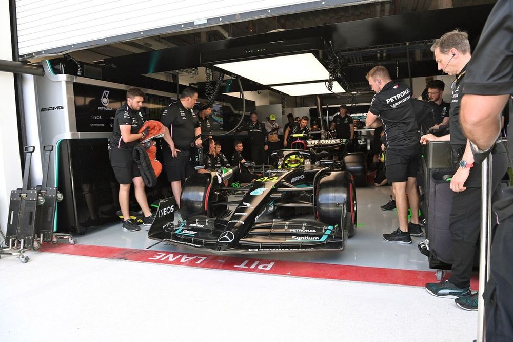 Lewis Hamilton, Mercedes F1 W14, sale del garaje