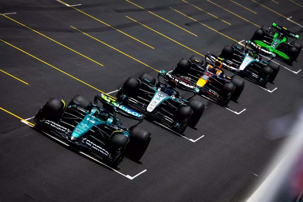 Fernando Alonso, Aston Martin AMR24, George Russell, Mercedes F1 W15, Sergio Perez, Red Bull Racing RB20, Lewis Hamilton, Mercedes F1 W15, Zhou Guanyu, Stake F1 Team KICK Sauber C44, fazem uma largada de treino
