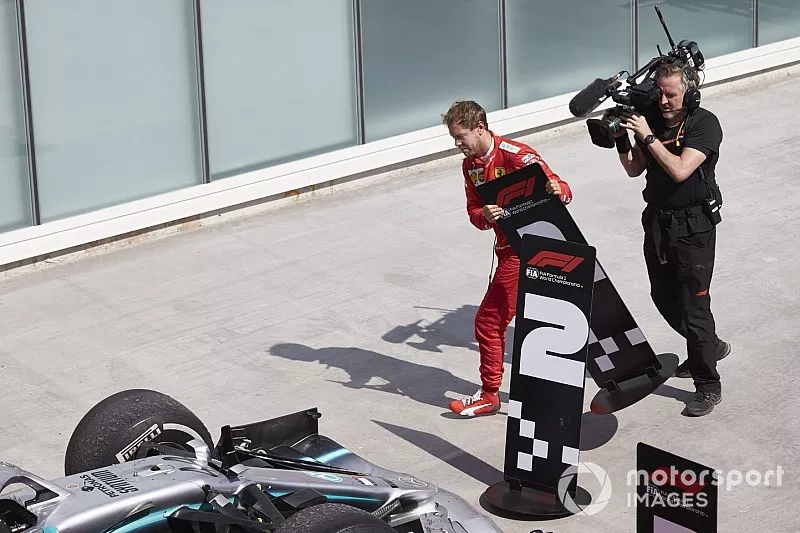 Sebastian Vettel, Ferrari, 2ª posición, cambia los tableros de posición en protesta por una sanción que le costó la victoria.