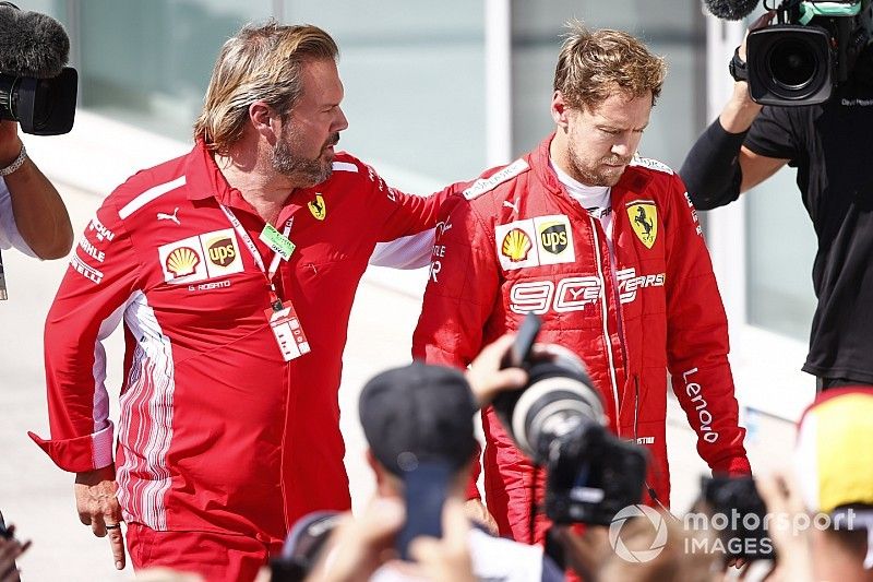 Sebastian Vettel, Ferrari, 2&ordm; clasificado, vuelve para la ceremonia del podio