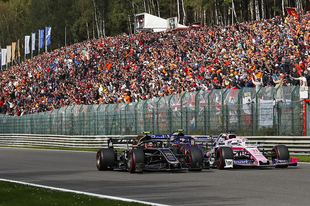 Sergio P&eacute;rez, Racing Point RP19, lidera Kevin Magnussen, Haas F1 Team VF-19 y Pierre Gasly, Toro Rosso STR14 