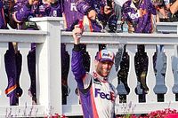 Na prorrogação, Hamlin lidera 1-2-3 da Joe Gibbs Racing em Pocono