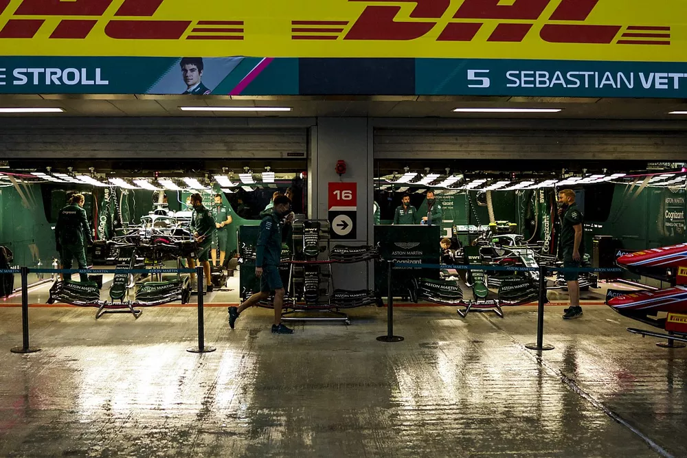 مرآب فريق أستون مارتن