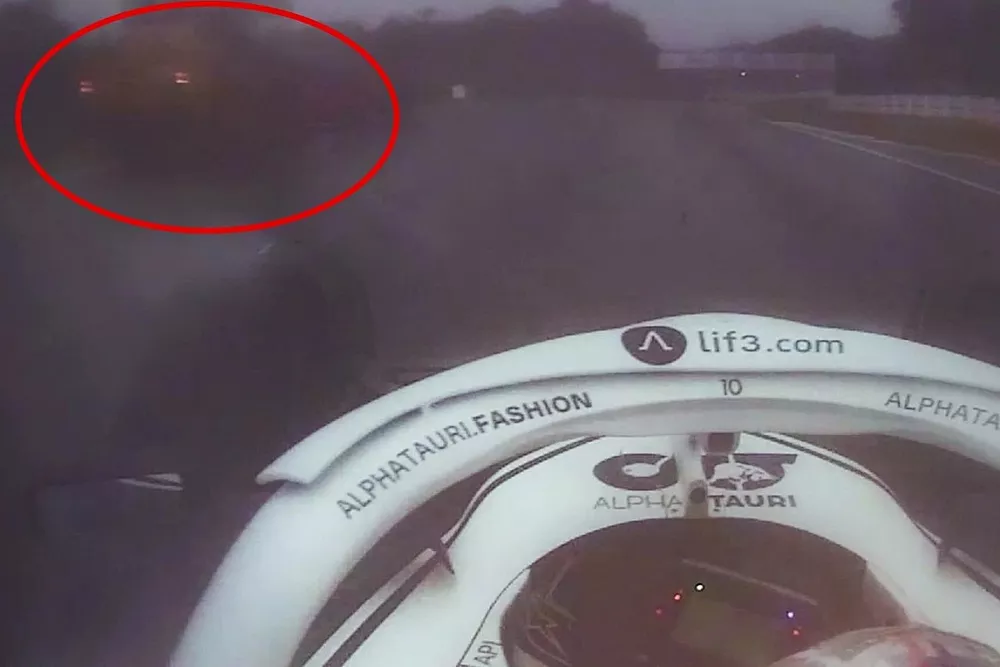 Pierre Gasly, AlphaTauri AT03 una grua enla pista