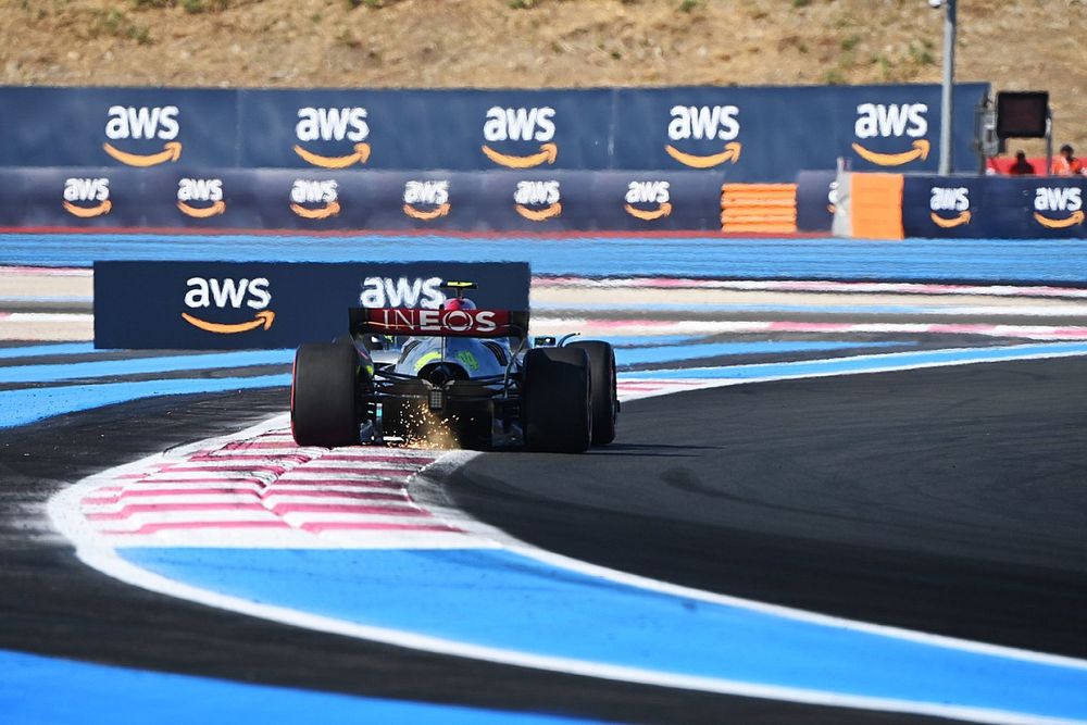 Lewis Hamilton, Mercedes W13, echa chispas