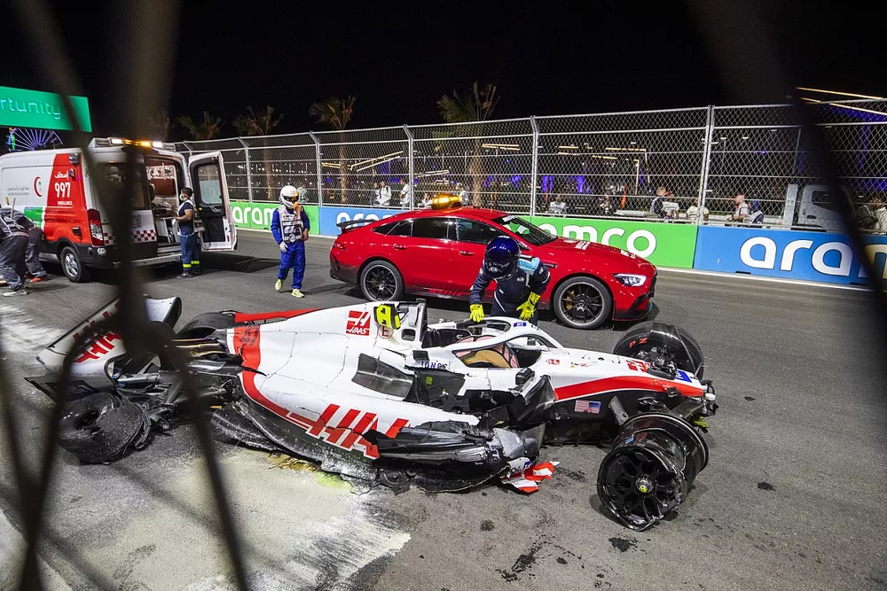 Marshals clear up after a crash for Mick Schumacher, Haas VF-22, in Q2