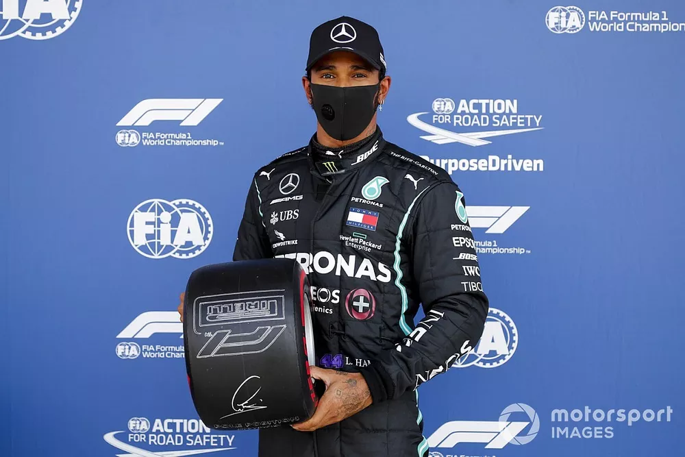 Pole Sitter Lewis Hamilton, Mercedes-AMG F1 with the Pirelli Pole Position Award