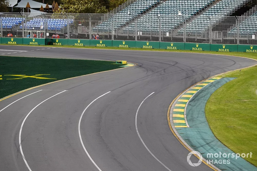 Pista vac&iacute;a y gradas en la curva 1