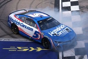 Imparable en Kansas, Kyle Larson logra una dominante victoria en NASCAR