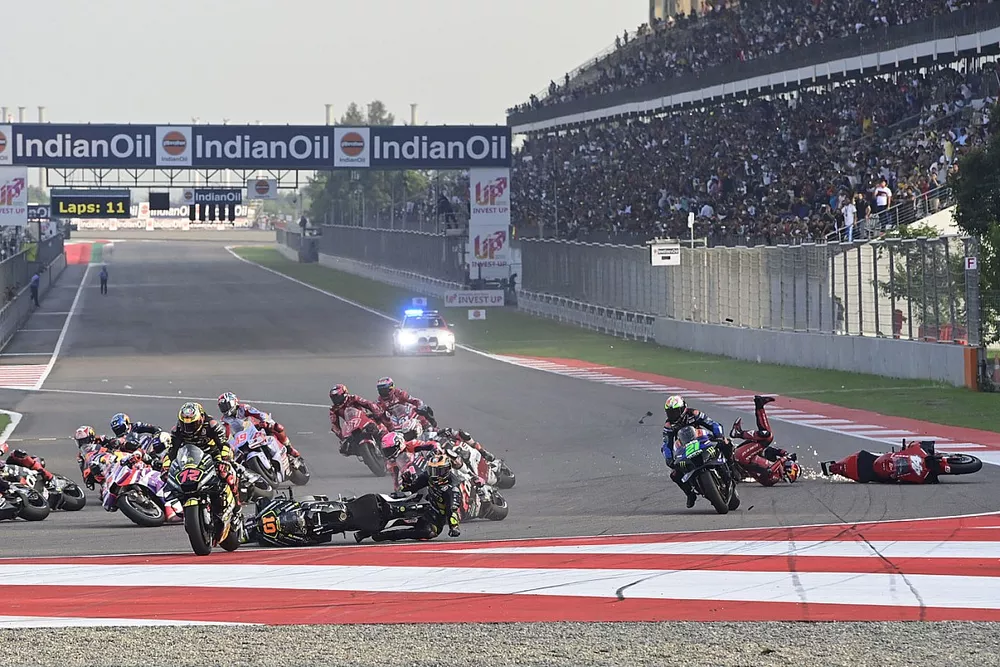 Race start, Luca Marini, VR46 Racing Team, Pol Espargaro, Tech3 GASGAS Factory Racing, Stefan Bradl, Team LCR Honda crash