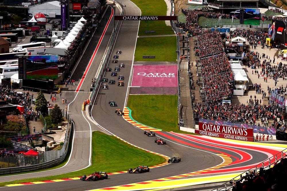 Charles Leclerc, Ferrari SF-23, Sergio Pérez, Red Bull Racing RB19