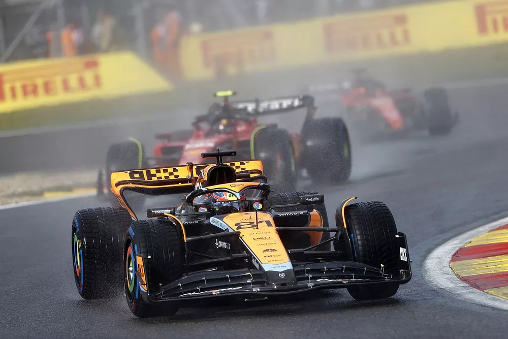 Oscar Piastri, McLaren MCL60, Carlos Sainz, Ferrari SF-23