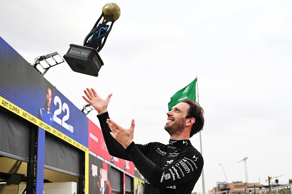 Jean-Eric Vergne, DS Penske, con su premio Julius Baer Pole Position 