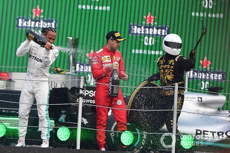 Podio: Lewis Hamilton, Mercedes AMG F1, y Sebastian Vettel, Ferrari
