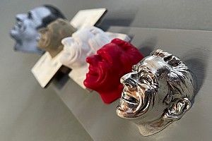 Castroneves revela su rostro en el trofeo Borg-Warner