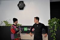 VIDEO: Bagnaia visita a la Juventus y Dybala... ¡llama a Quartararo!