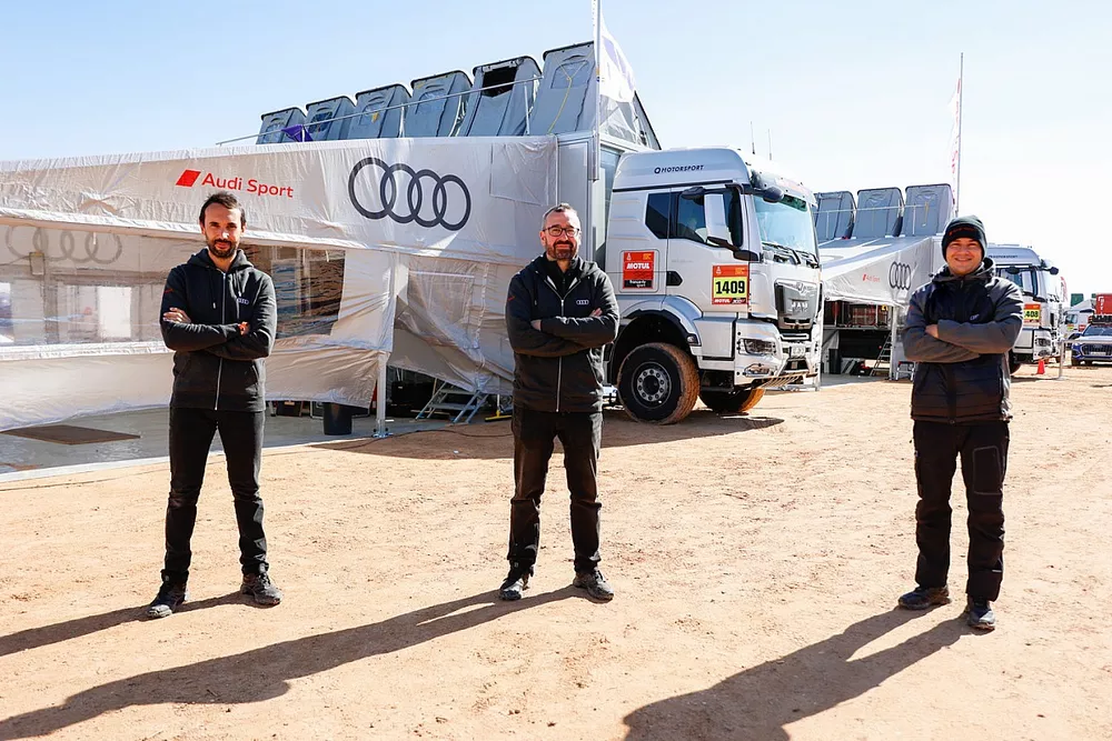 Joan Navarro, ingeniero de carrera de Carlos Sainz, Daniel Gratac&oacute;s, ingeniero de carrera de St&eacute;phane Peterhansel, Arnau Nibu&oacute;, ingeniero de carrera de Mattias Ekstr&ouml;m
