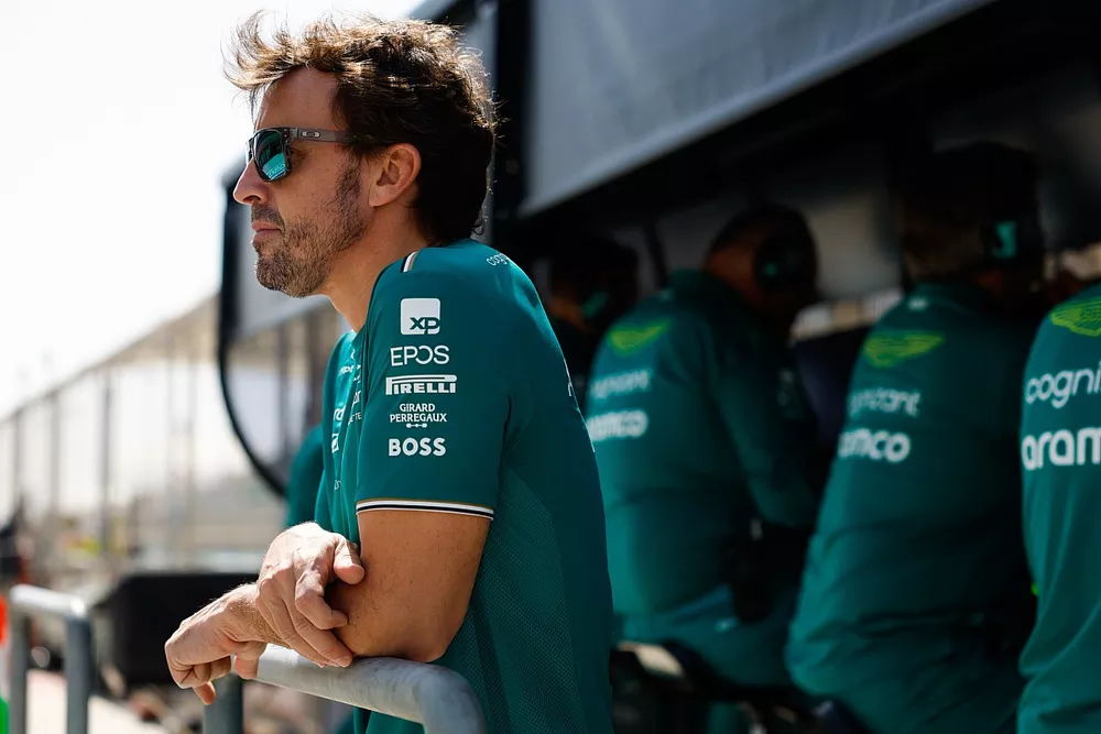 Fernando Alonso, Aston Martin F1 Team, en el muro de boxes