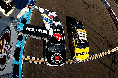 Foto-Finish in Phoenix: Kevin Harvick bezwingt Carl Edwards