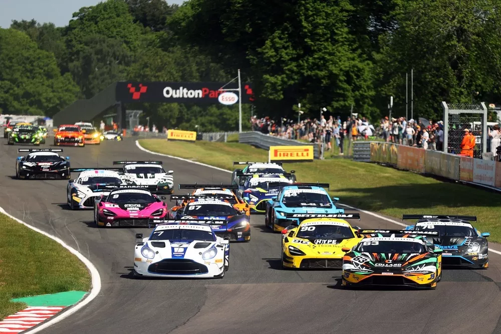 Oulton Park race start