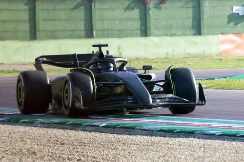 Checo P&eacute;rez cubre distancia de un gran premio y medio en su primer test con Cadillac