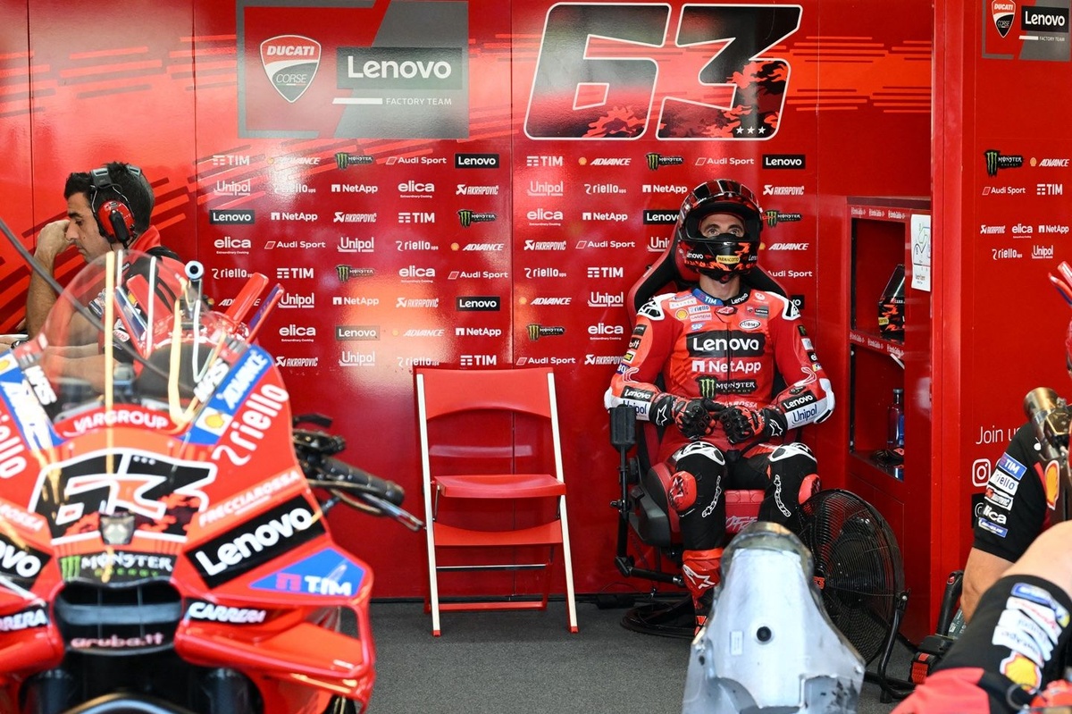 Ducati "dos au mur" avec Bagnaia