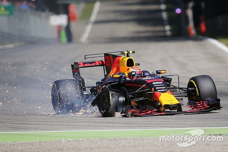 Max Verstappen, Red Bull Racing RB13 con un pinchazo