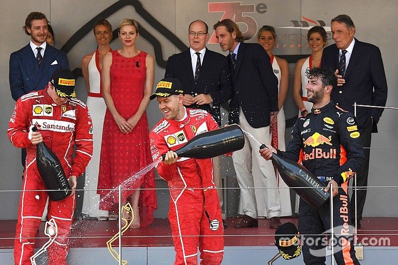 Ganador de la carrera Sebastian Vettel, Ferrari, segundo lugar Kimi Raikkonen, Ferrari, tercer lugar Daniel Ricciardo, Red Bull Racing