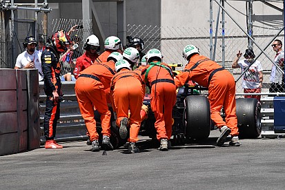 Red Bull-uralom az időmérő előtt a Monacói Nagydíjon: Verstappen a falban