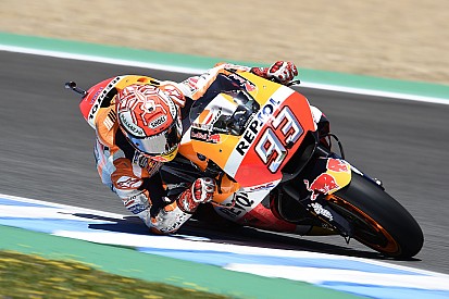 Márquez lidera el warm up pero se vuelve a caer