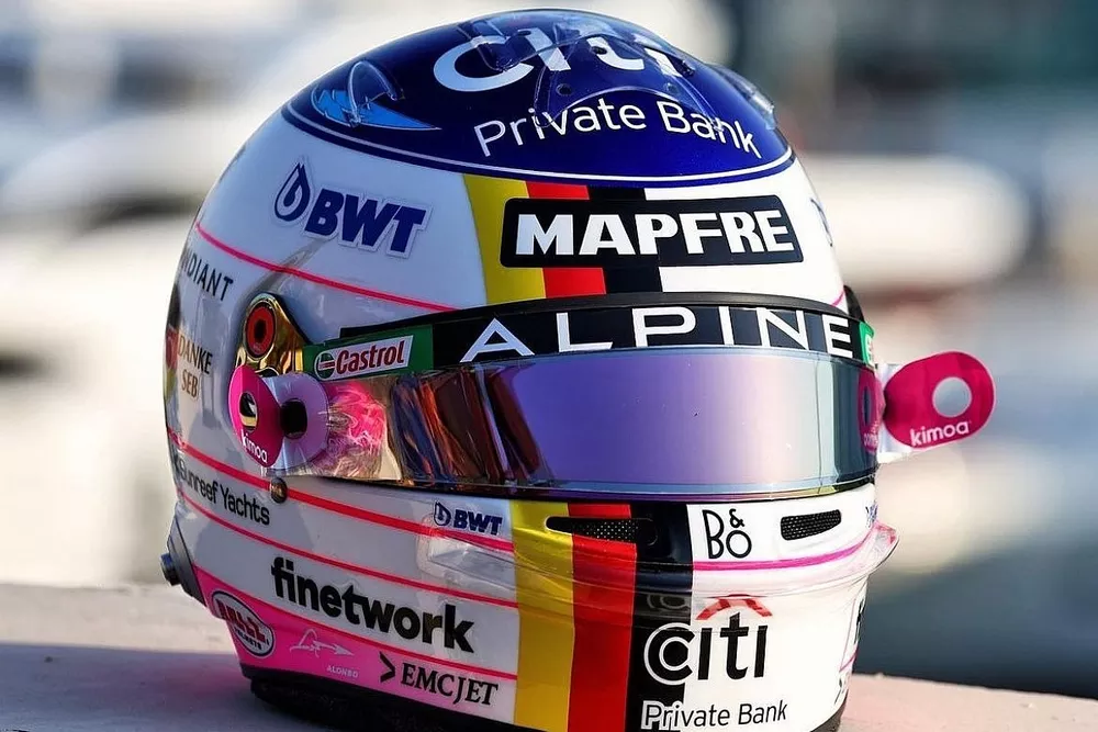Casco de Fernando Alonso en homenaje a Sebastian Vettel en el GP de Abu Dhabi 2022 de F1