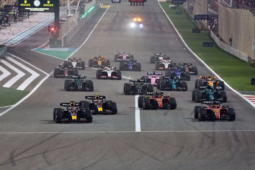 Max Verstappen, Red Bull Racing RB19, Sergio Perez, Red Bull Racing RB19, Charles Leclerc, Ferrari SF-23, Carlos Sainz, Ferrari SF-23, Fernando Alonso, Aston Martin AMR23, the rest of the field at the start