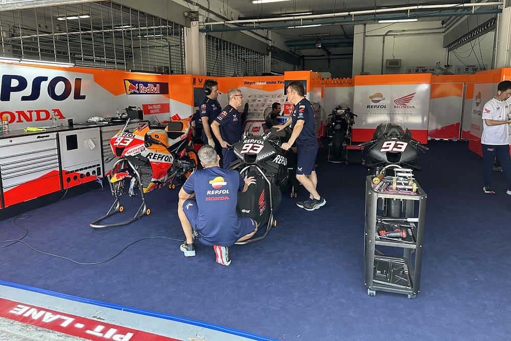 Ambiente en el garaje del Repsol Honda Team