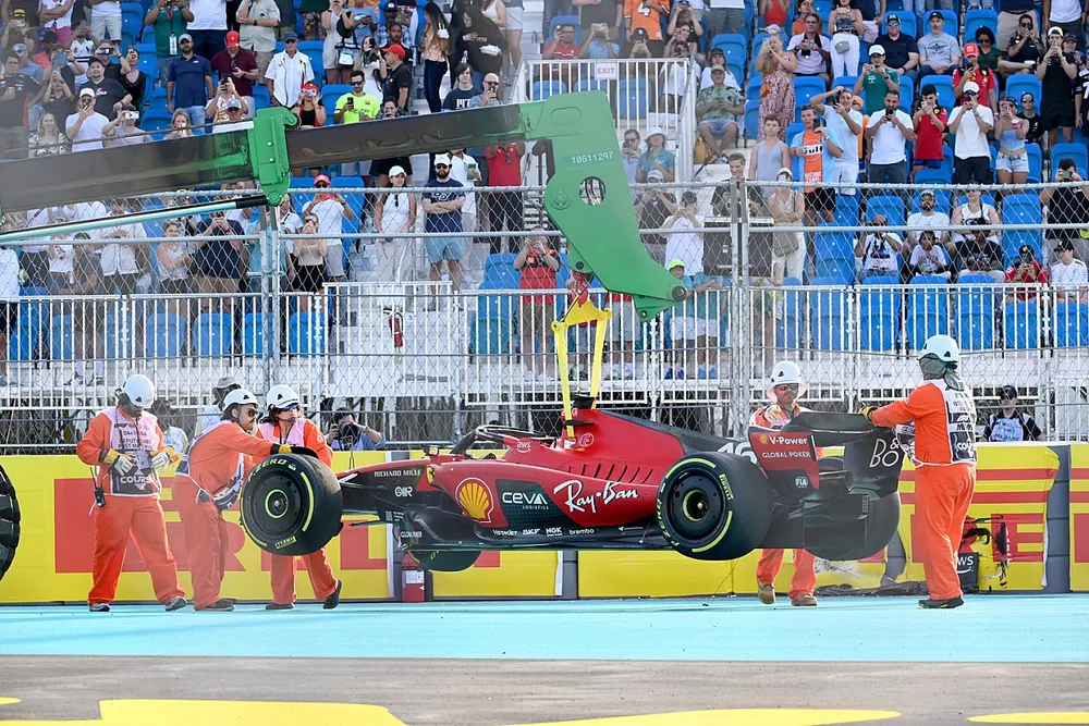 Oficiales de pista retiran el coche dañado de Charles Leclerc, Ferrari SF-23 del circuito