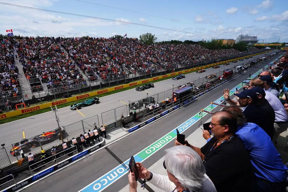Max Verstappen, Red Bull Racing RB19 al inicio