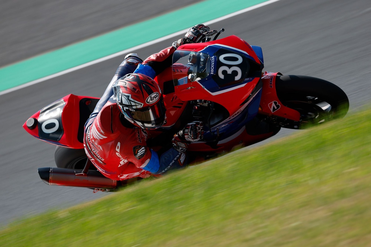 ザルコ・高橋　サイン入 HRC 鈴鹿８時間 Ｔシャツ 2025 Ｌ 8耐 鈴鹿8耐、史上最多6回目の優勝を記念して直筆のサイン入り