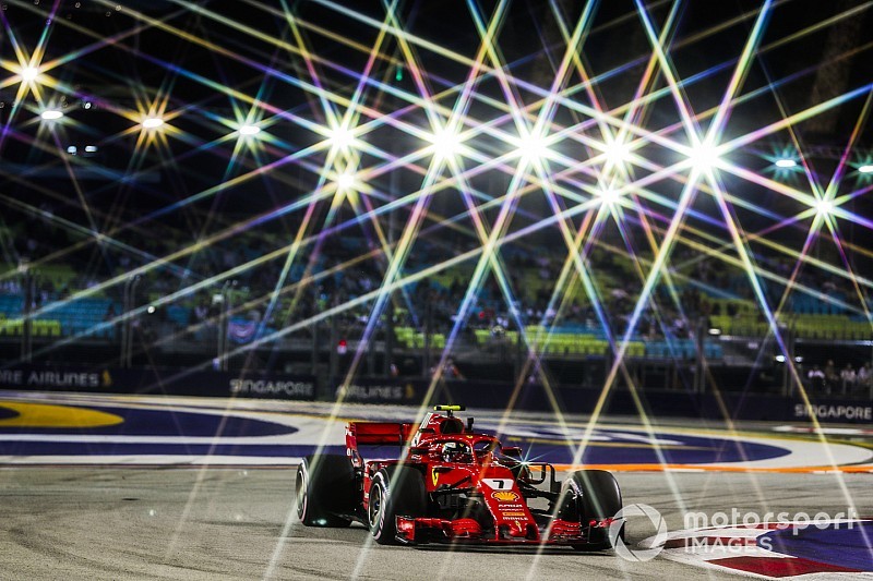 Fotogallery: Raikkonen svetta nelle prove libere del GP di Singapore, ma Hamilton è in agguato