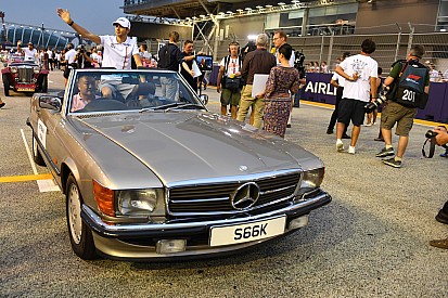 Képeken az F1-es versenyzői parádé a Szingapúri Nagydíjról