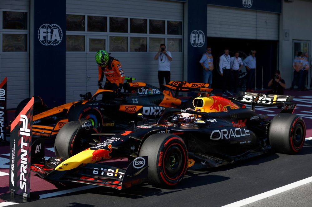 El hombre de la pole Max Verstappen, Red Bull Racing, y Lando Norris, McLaren F1 Team, llegan a Parc Ferme tras la clasificación Sprint.