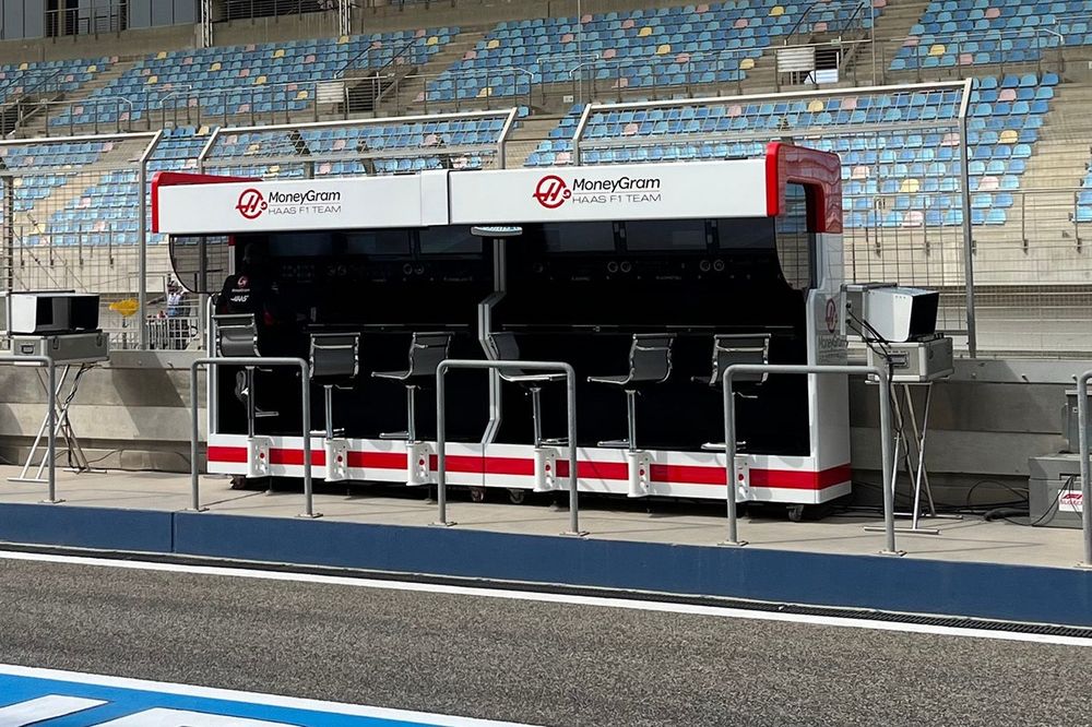 Haas pitlane gantry